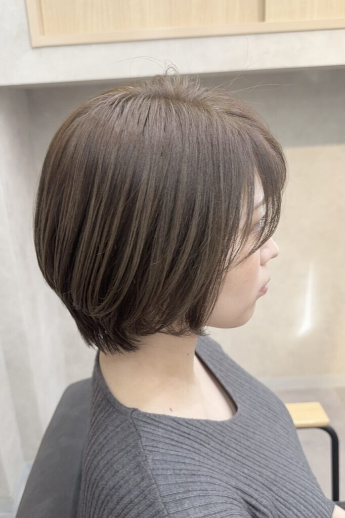 大人女性におすすめ♪白髪ぼかし×艶ショートボブ